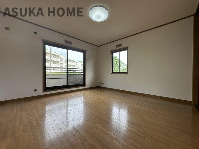 境木町 戸建てのその他|バルコニーのある居室です。窓が多く自然光でも室内が明るいですね。