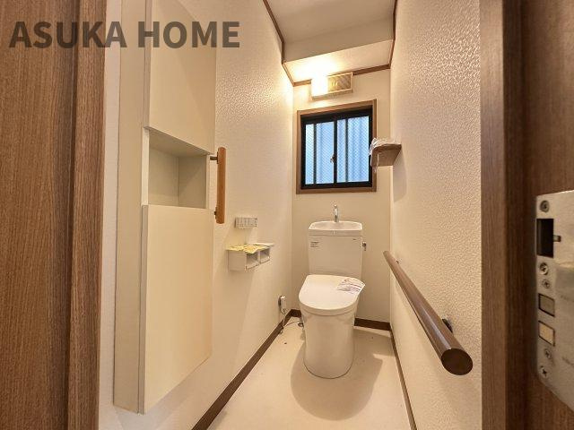 境木町 戸建てのトイレ|新規交換済！温水洗浄便座のトイレ設備です。トイレ内には手すりもついています。