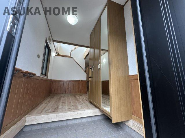 境木町 戸建ての玄関|吹き抜け階段からたっぷりと光を取り込める明るい玄関。ホールも広々としていて開放的な玄関です。