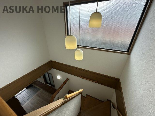 境木町 戸建てのその他|大きな窓付きの吹き抜け階段。玄関ホールをより明るく開放的にしてくれます。