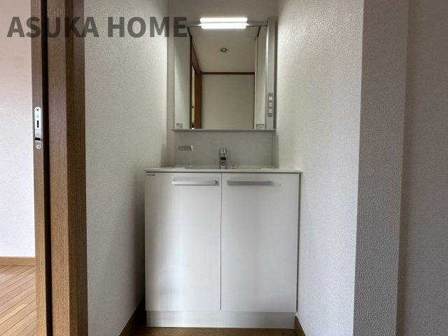 境木町 戸建ての独立洗面台|2階にも洗面台があれば朝の忙しいタイミングで洗面所が渋滞する心配もありません。