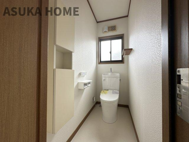 境木町 戸建てのトイレ|1階・2階にトイレがあります。便利な収納付きです。
