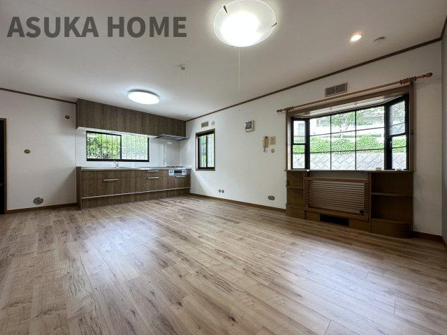 境木町 戸建ての居間・リビング|ゆとりのあるダイニングスペースになっているので大きなテーブルで囲む食事の時間も楽しめそうですね。