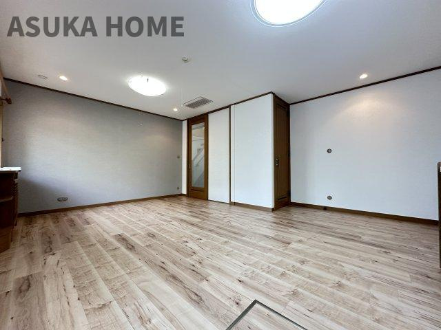 境木町 戸建ての居間・リビング|2面採光の明るいLDKは２WAY扉で導線◎です。