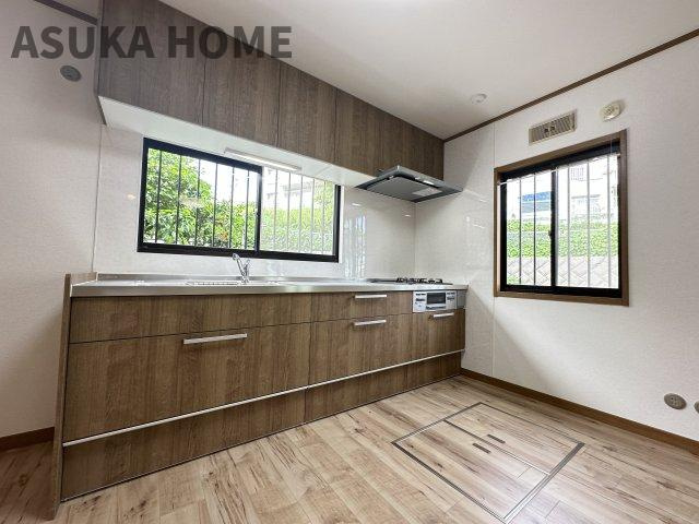 境木町 戸建てのキッチン|ご夫婦や親子での料理をする時間が楽しくなる使い勝手の良い、広々調理スペース。