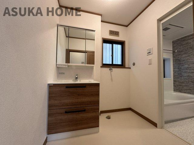 境木町 戸建ての独立洗面台|使いやすそうな3面鏡の洗面台です。