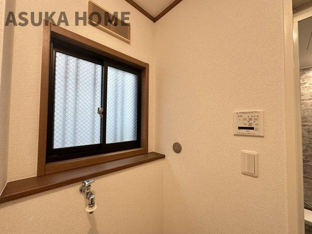 境木町 戸建てのその他|洗面所は窓付きで換気のしやすそうですね。お風呂は浴室乾燥機完備です。