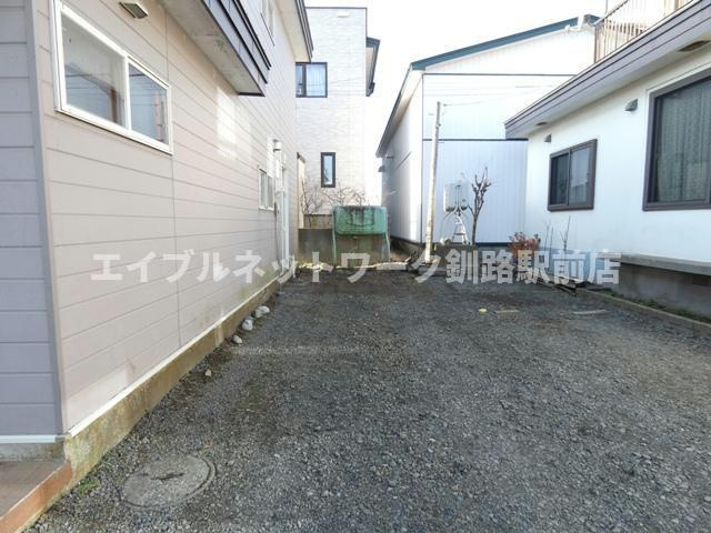 川端町6-24貸家の駐車場