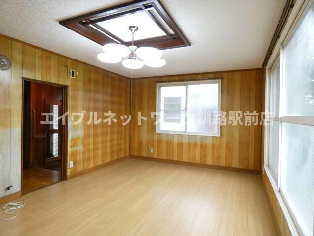 川端町6-24貸家の居間・リビング