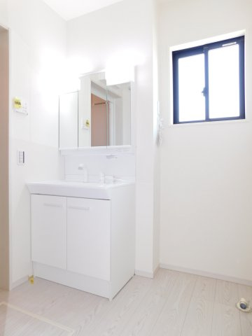 名古屋市北区北久手町の新築一戸建の独立洗面台|◇洗面脱衣室◇　　三面鏡シャンプードレッサー♪