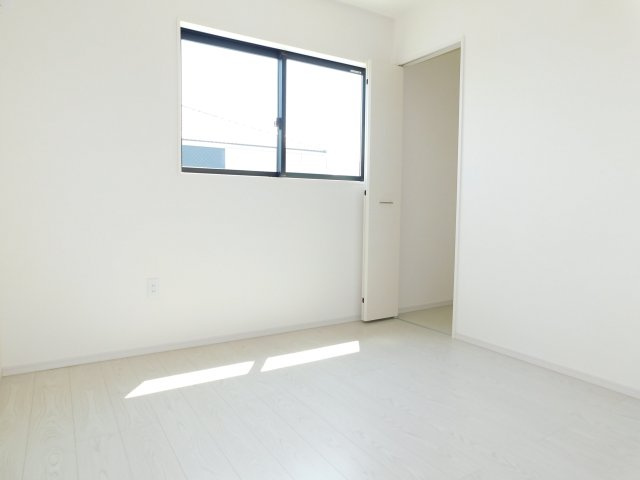 名古屋市北区北久手町の新築一戸建の洋室|◇洋室◇　　明るい洋室５．２帖　収納完備！　