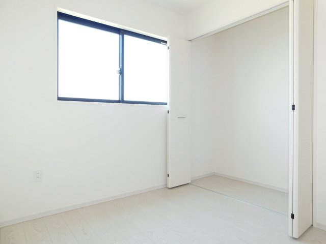 名古屋市北区北久手町の新築一戸建の洋室|◇洋室◇　　明るい洋室４．５帖　収納完備！　