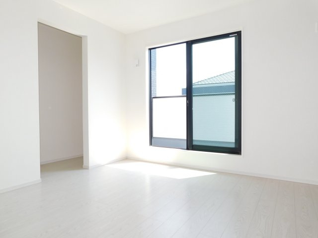 名古屋市北区北久手町の新築一戸建の洋室|◇洋室◇　　明るい洋室７．５帖　　ウォークインクローゼット完備！　バルコニー付き♪