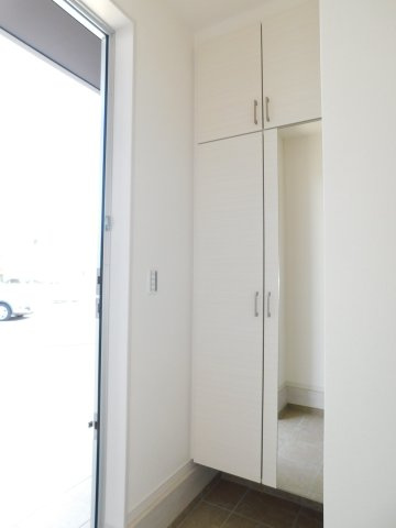 名古屋市北区北久手町の新築一戸建の収納|◇玄関収納◇　　家族の履物がしっかり収納できるミラー付玄関収納♪　