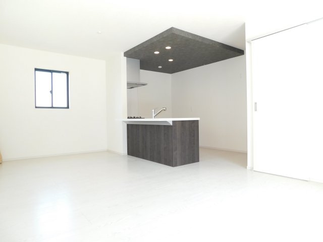 名古屋市北区北久手町の新築一戸建の居間・リビング|◇リビング◇　　明るいリビング１６．５帖　おしゃれな折下天井のフラットキッチン♪　
