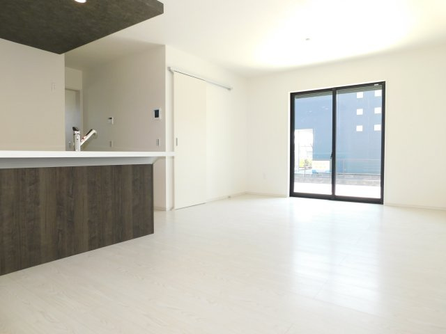 名古屋市北区北久手町の新築一戸建の居間・リビング|◇リビング◇　　明るいリビング１６．５帖　三面採光の心地のよい空間♪