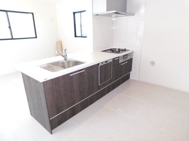 名古屋市北区北久手町の新築一戸建のキッチン|◇キッチン◇　　人気の対面式・人造大理石カウンターキッチン・食洗機・浄水器一体型水栓・静音仕様シンク・薄型換気扇・Ｓｉセンサーコンロ（３口）