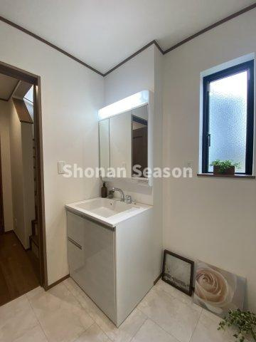 【浴室】 | 腰掛けられるタイプのステップ浴槽で半身浴も快適に。小さなお子様やお年寄りの方のご入浴も一層安心感がありますね。