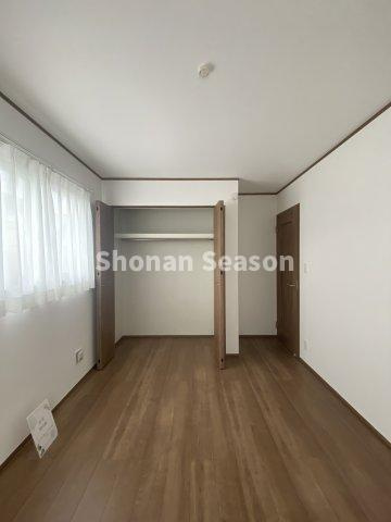 【洋室】 | 木の温もりを感じながら生活できる全室フローリング！
汚れもサッと拭き取れるのでお掃除の手間が省けそうですね♪