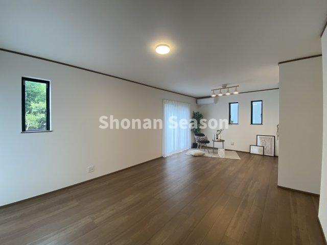 【居間・リビング】 | キッチンからはリビングの様子を確認でき、お料理中でもご家族との会話が弾みます☆