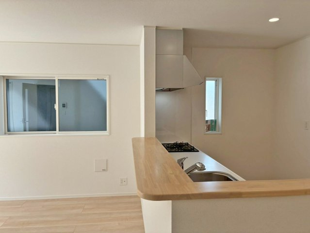 【居間・リビング】 | 沼津市沢田町第1 新築建売分譲住宅 土地＋建物 TW05840 | 沼津市沢田町2号棟　リビング ※令和8年3月2日撮影写真