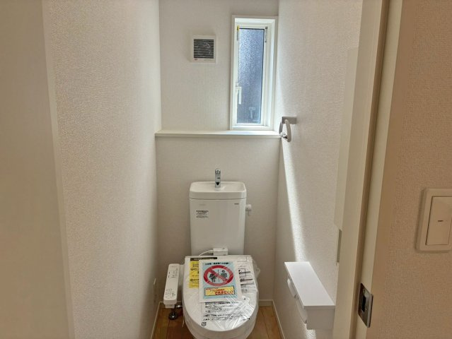【トイレ】 | 沼津市沢田町第1 新築建売分譲住宅 土地＋建物 TW05840 | 沼津市沢田町2号棟　1Fトイレ ※令和8年3月2日撮影写真