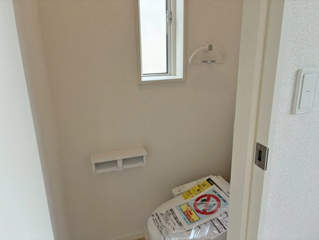 【トイレ】 | 沼津市沢田町第1 新築建売分譲住宅 土地＋建物 TW05840 | 沼津市沢田町2号棟　2Fトイレ ※令和8年3月2日撮影写真