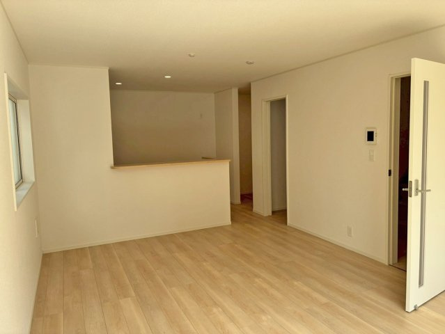 【居間・リビング】 | 沼津市沢田町第1 新築建売分譲住宅 土地＋建物 TW05840 | 沼津市沢田町2号棟　リビング ※令和8年3月2日撮影写真