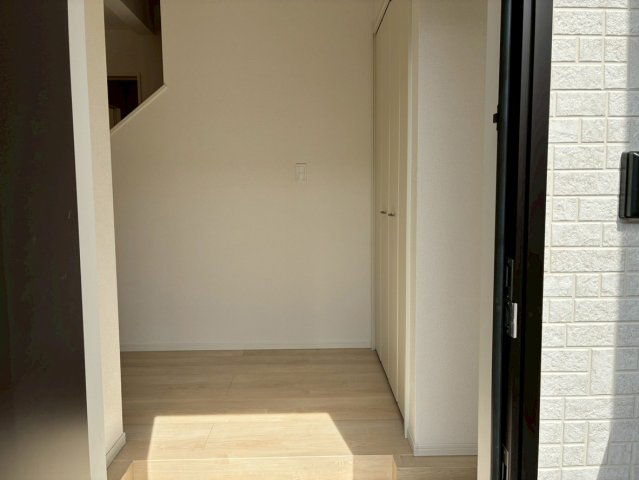 【玄関】 | 沼津市沢田町第1 新築建売分譲住宅 土地＋建物 TW05840 | 沼津市沢田町2号棟　玄関 ※令和8年3月2日撮影写真