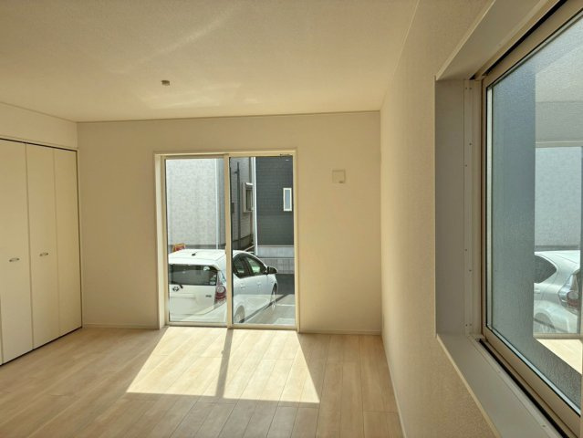 【居間・リビング】 | 沼津市沢田町第1 新築建売分譲住宅 土地＋建物 TW05840 | 沼津市沢田町2号棟　リビング ※令和8年3月2日撮影写真