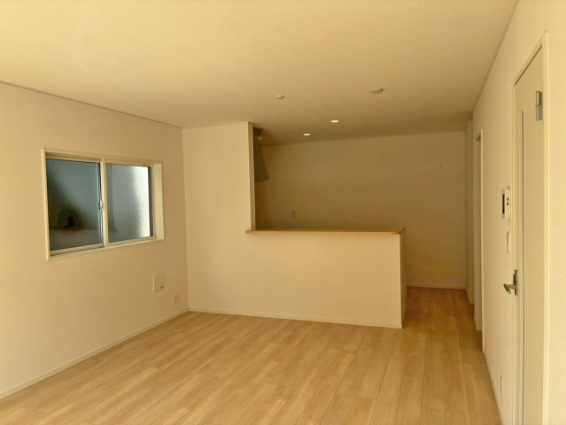 【居間・リビング】 | 沼津市沢田町第1 新築建売分譲住宅 土地＋建物 TW05840 | 沼津市沢田町2号棟　リビング ※令和8年3月2日撮影写真