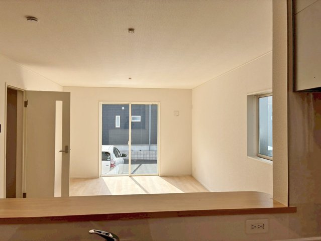 【居間・リビング】 | 沼津市沢田町第1 新築建売分譲住宅 土地＋建物 TW05840 | 沼津市沢田町2号棟　リビング ※令和8年3月2日撮影写真