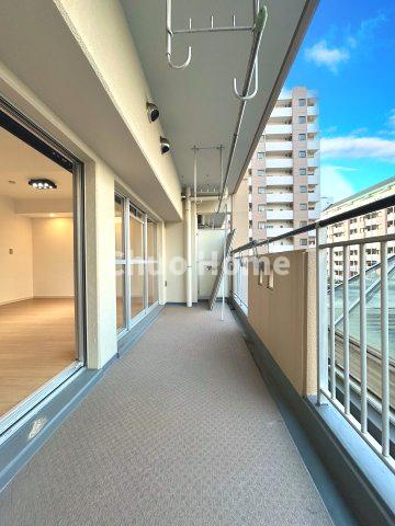 リバーウエストB館のバルコニー|【バルコニー】幅もあって、奥行きもあるゆとりのバルコニー。洗濯物を干したり乾かしたりだけでなく、ただ出てみるだけでも気持ちいいですよ。