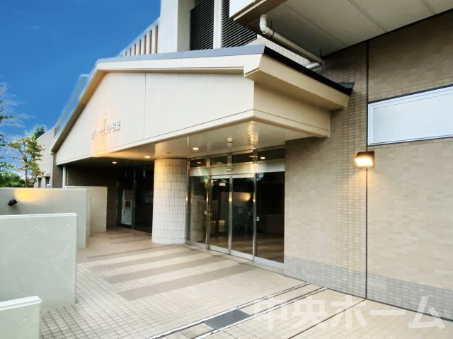 リバーウエストB館のエントランス|【エントランス】マンションのエントランスは、その物件の印象を決める、顔とも言える場所です。毎日通る場所ですからきれいなのが一番です。エントランス内はオートロックですので暮らしの安全も確保されています。