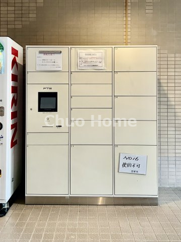 リバーウエストB館の設備|【宅配ボックス】在宅時・不在時に関わらず、居住者の代わりに非対面で宅配物を受け取ってくれる便利な設備です。わかりやすくご説明致しますので見学時にはお部屋だけではなく共用部分もぜひチェックしてください。