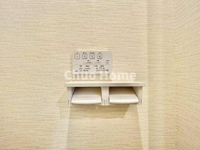 リバーウエストB館の内装|【ウォシュレット】清潔に使いたいお手洗いには最適な設備です。もちろんウォームレットも標準装備です。