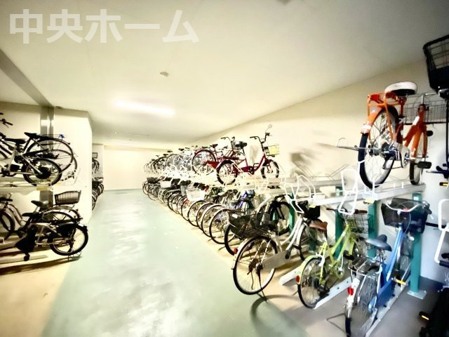 リバーウエストB館の駐輪場|【自転車置き場】最新の空き状況や費用などの詳細は担当スタッフまでお問い合わせください。