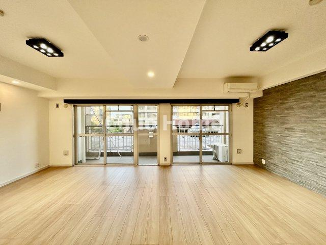 リバーウエストB館の居間・リビング|【リビングダイニング】一日の中で多くの時間を過すことになるリビングダイニングだからこそ、いつも穏やかな空間であることが必然。爽やかな通風と採光を存分に感じる事が出来る空間です。