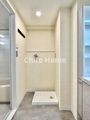 【ランドリースペース】 | リバーウエストB館 | 【ランドリースペース】担当者がスケールを持ち歩いておりますので、ご見学時には現在お使いの洗濯機などがきちんと収まるかなどもチェックして下さい。見学前に測っておくと非常に便利だと思います。