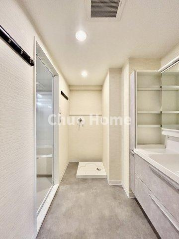 リバーウエストB館の脱衣所|【洗面所】明るい洗面所は朝をすっきりさせてくれる空間です。バタバタしている忙しい朝でも収納が多い洗面台では短い時間で効率良く支度ができます。