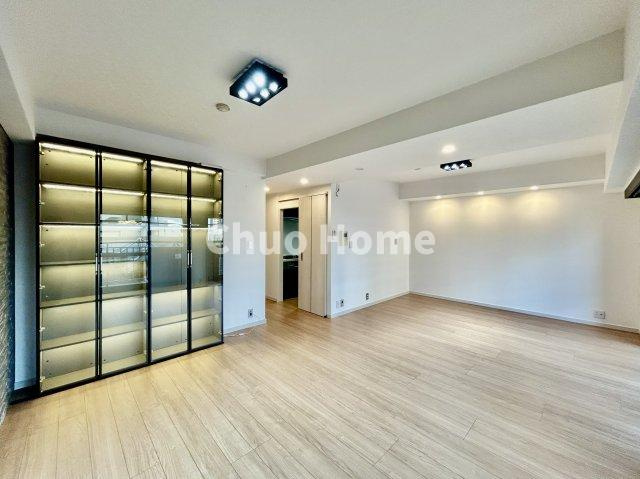 リバーウエストB館の居間・リビング|【居間・リビング】「ＬＤＫは家族団らんをデザイン」広いＬＤＫでは家族が集まり一緒の時間を過ごせる工夫がされております。何気ない一日の当たり前のひとコマがいつか一生の宝物になります