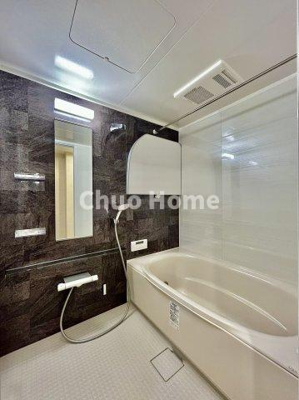 【浴室】 | リバーウエストB館 | 【バスルーム】暖房換気乾燥機付きシステムバスルーム。暖房・冷風・換気・乾燥など、毎日を快適に過ごせるうれしい機能が揃っています。雨の日の洗濯物も安心です。