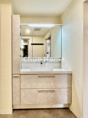 リバーウエストB館の独立洗面台|【洗面化粧台】洗面化粧台には三面鏡を採用。身だしなみを整えやすい事はもちろんですが、鏡の後ろに収納スペースを設ける事により、散らかりやすい洗面スペースをすっきりさせる事が出来るのも嬉しいですね