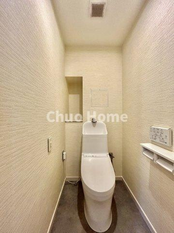 リバーウエストB館のトイレ|【トイレ】 収納スペースをしっかりと確保した温水洗浄便座機能付きトイレ。温水洗浄便座は清潔にお使いいただくための大切なアイテムです。