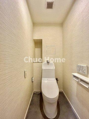 【トイレ】 | リバーウエストB館 | 【トイレ】 収納スペースをしっかりと確保した温水洗浄便座機能付きトイレ。温水洗浄便座は清潔にお使いいただくための大切なアイテムです。