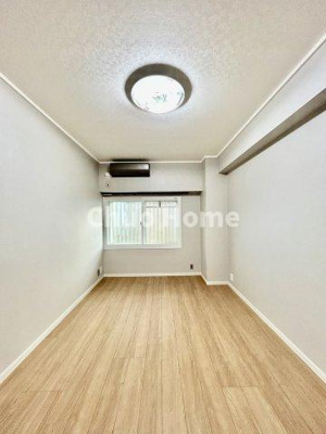 【洋室】 | リバーウエストB館 | 【洋室】快適に過ごす条件は、一人ひとり違います。だからこそ飾り過ぎないシンプルな内装と偏り過ぎないデザインで統一しております。居住していく中でオーナー様だけの【マイホーム】に創り上げて下さい