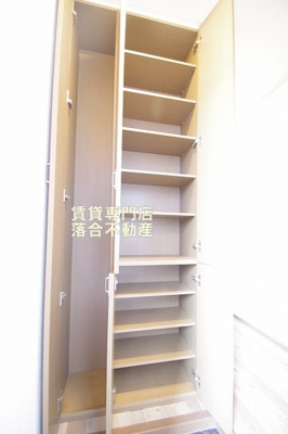 【玄関】 | チャコールハイツA棟 | 広々としたシューズ収納♪