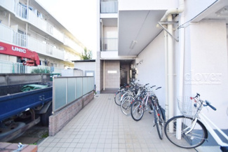 【エントランス】 | お客様を、そして住人を出迎えてくれるマンションのエントランス。ゴミが落ちていないことからも、管理状態の良さや住民の節度の高さが見て取れます。～即日のご見学可能～　お問合せはお気軽にどうぞ。
