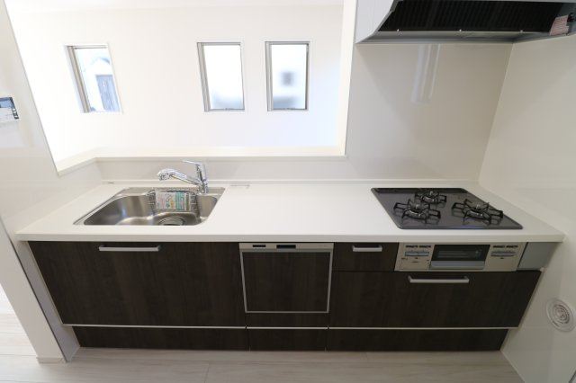 【キッチン】 | 富士見市上沢3丁目　新築一戸建住宅　全1棟　(ふじみ野店) | リビングで遊ぶお子様を見守りながらお料理ができる対面キッチン。