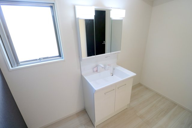 【独立洗面台】 | 富士見市上沢3丁目　新築一戸建住宅　全1棟　(ふじみ野店) | 収納ラックを置くスペースもあります！